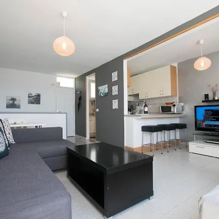 Ocean Front With Pool Bbq & 300mb Wifi Apartment